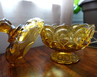 Szklana miseczka na cukierki Vintage L.E. Smith Moon and Star w kolorze bursztynowym z pokrywką i nóżką