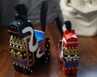 木馬 2頭セット 八幡馬 民芸品 置物 日本製 赤 手描き 手彫り - Etsy 日本