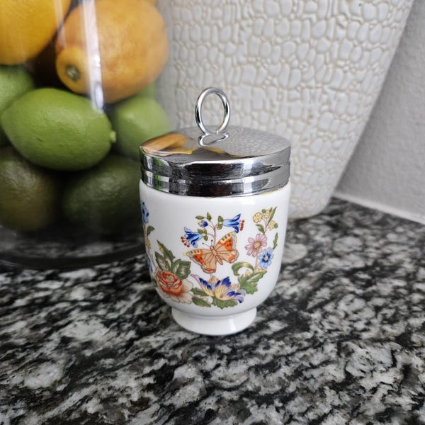 Cocedor de huevos vintage Ansley de porcelana fina inglesa con diseño de jardín campestre con diseño floral y tapa cromada.