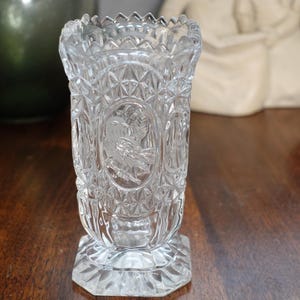 Vintage Hofbauer Byrdes Germany Bleikristall Vase mit Sägezahnkanten und geätztem Vogel
