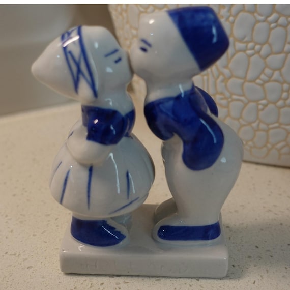 デルフトブルーとホワイトのオランダの少年と少女がキスをしている