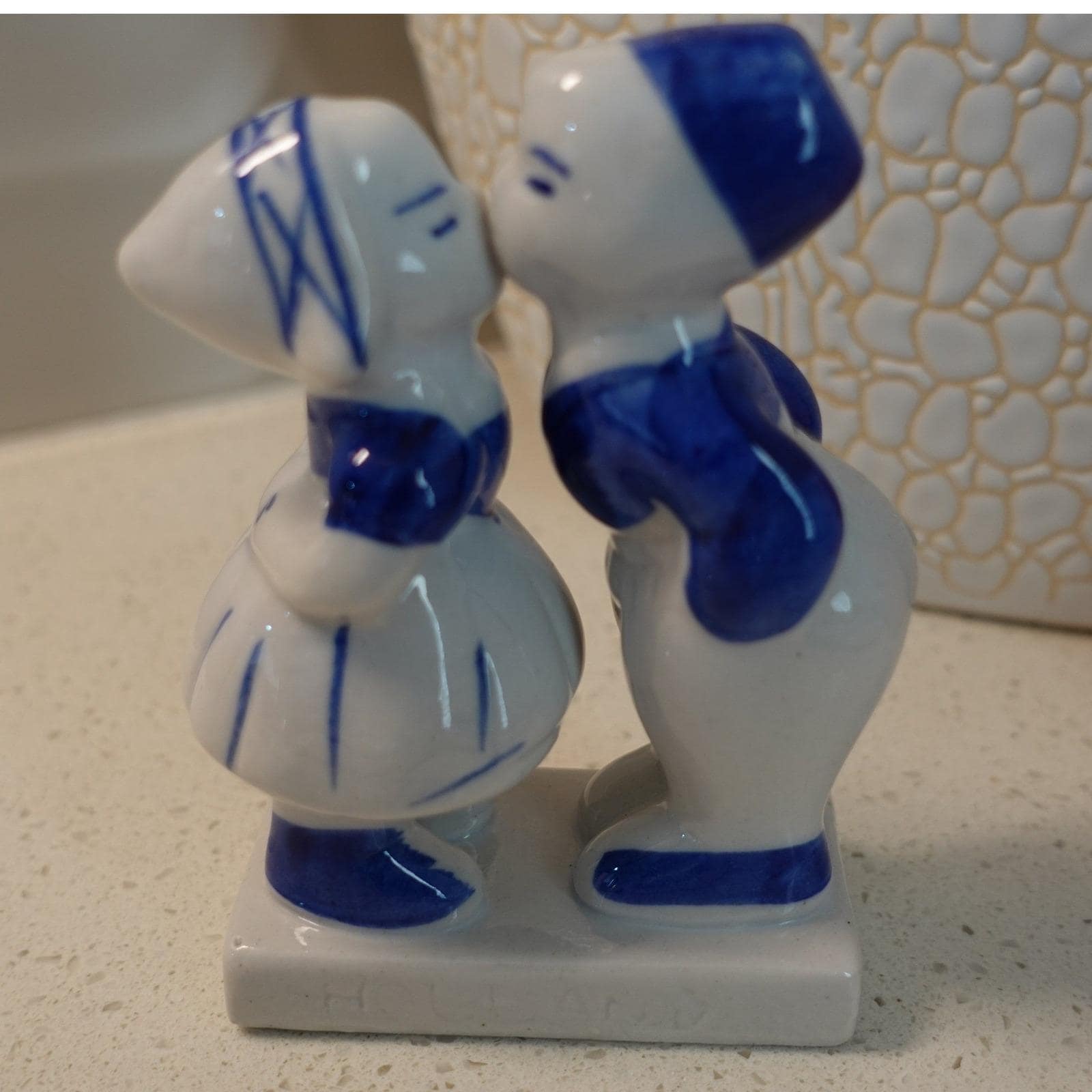 デルフトブルーとホワイトのオランダの少年と少女がキスをしている