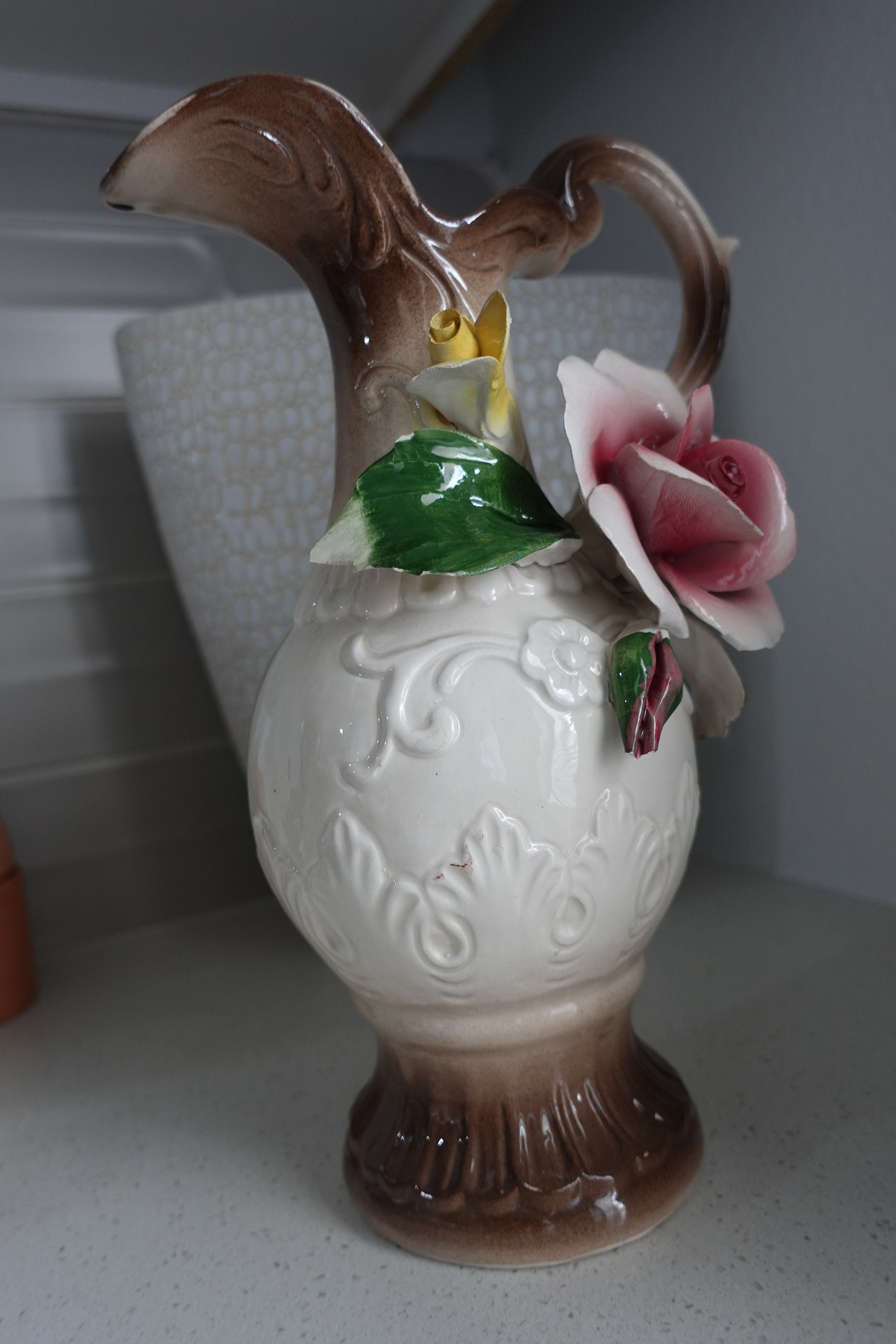 イタリア製磁器ヌオーヴァ・カポディモンテのピッチャー、高さ11.5