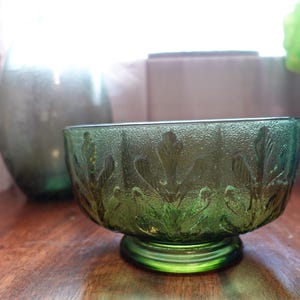 vintage F.T.D. 1975 olivgrüne ovale Form mit Eichenlaub Sockel Glasschale