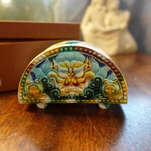 Porta biglietti da visita in ceramica cinese d'epoca in stile T'ang, smaltato a tre colori, con decorazione a testa di leone