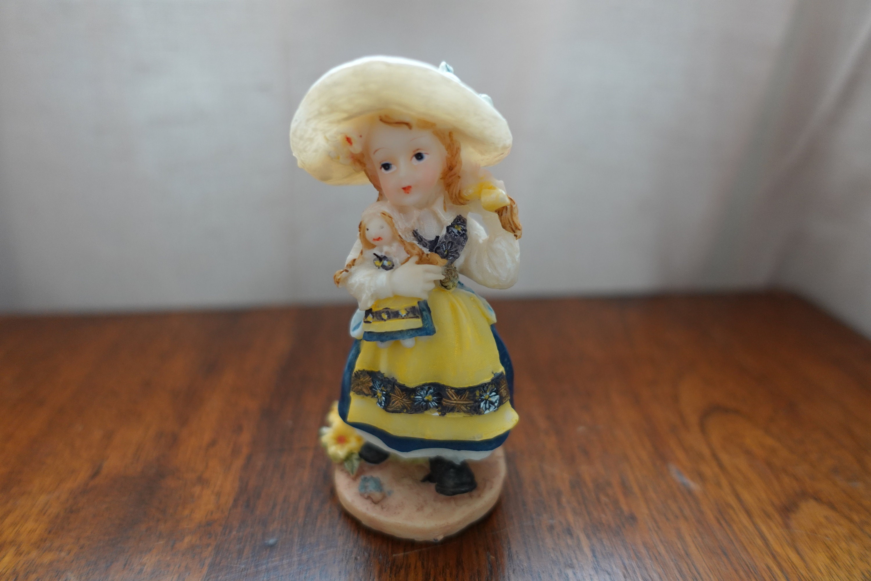 マッチした人形の置物を持つヴィンテージのミニ磁器の女の子 - Etsy 日本