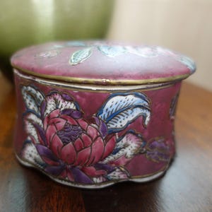Boîte à bijoux festonnée antique en céramique Classic Traditions avec couvercle avec détails floraux