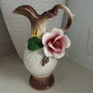 Italienische Porzellan Nuova Capodimonte 30 cm große Krugvase mit rosa Rose