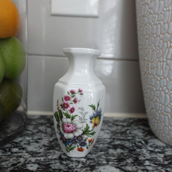 Kleine sechseckige weiße Blumenvase, Knospenvase, dekorative Tischdekoration