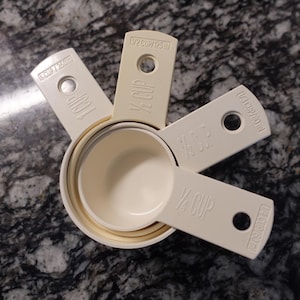 Vintage Pyrex Accessories measuring cups set of 4 off white color baking utensils