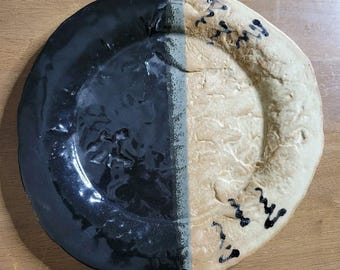 Handgjord keramiktallrik signerad av konstnären Spoto Svart och beige 23 cm stengods