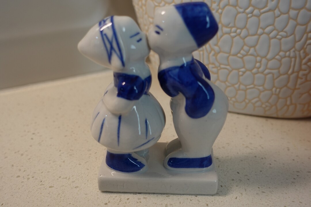 Delft Blue and White Holland Dutch Boy and Girl Kissing Vintage Ceramic ...