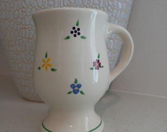 L. Homer handmålad blommig krämfärgad keramikmugg med piedestalmotiv