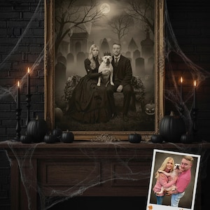 Pode incluir: Um retrato em tons de sépia emoldurado de um casal e um cão, contra um fundo de cemitério. A moldura é dourada. A cena é decorada com abóboras pretas, velas e teias de aranha, criando um tema de Halloween.