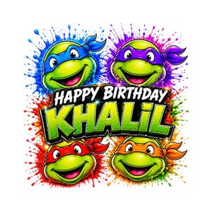 Op de afbeelding: Een kleurrijke afbeelding met de Teenage Mutant Ninja Turtles en de tekst "HAPPY BIRTHDAY KHALIL". Elke schildpad heeft een ander gekleurd masker: blauw, paars, rood en oranje. De achtergrond heeft kleurrijke verfspetters.