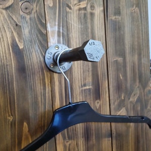 Cabide de metal preto em design industrial, guarda-roupa, gancho de metal, varão de roupas, cabide, porta-toalhas - decoração de banheiro