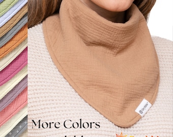 Puede incluir: Un bandana de muselina de algodón marrón claro con una estrella blanca y el texto "Drybbble" en la esquina inferior derecha. El bandana lo lleva una persona con un suéter blanco. El texto "Más colores disponibles" está en la parte inferior de la imagen. El texto "Drybbble" está en la esquina inferior derecha de la imagen.