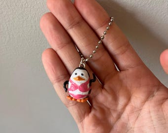 Llavero de pingüino en bikini