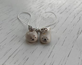 un par de llaveros de mini focas