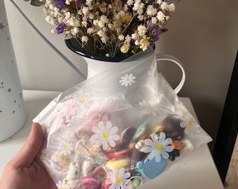 ¡Una bolsa llena de llaveros y colgantes no deseados, todos hechos a mano!