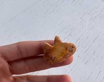 Pin de gato de arcilla hecho a mano