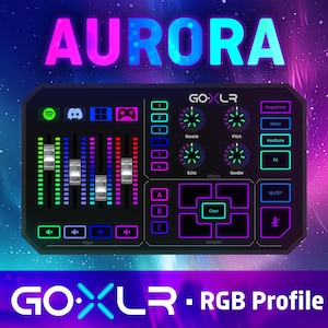 以下が含まれることがあります： カラフルなディスプレイとボタンが付いた黒いGoXLRオーディオミキサー。ディスプレイにはピンクとブルーで「AURORA」という単語が表示されています。ボタンには、「メガホン」、「ロボット」、「ハードチューン」、「FX」など、さまざまなオーディオエフェクトがラベル付けされています。