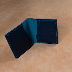 Portafoglio in pelle blu navy fatto a mano – Design minimalista in pelle italiana con più slot per carte