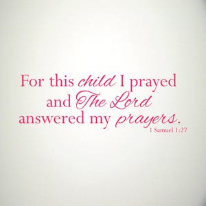 Op de afbeelding: Roze tekst op een witte achtergrond luidt: "Want dit kind heb ik gebeden, en de Heer heeft mijn gebed verhoord. 1 Samuel 1:27".