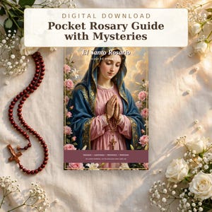 Puede incluir: Una guía de bolsillo digital del Santo Rosario con misterios, que presenta una ilustración de una figura con velo azul y vestido rosa sosteniendo un rosario, rodeada de rosas rosas. El texto dice El Santo Rosario Guía de Bolsillo y enumera los misterios.