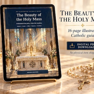 Può includere: Un tablet mostra una guida cattolica illustrata di 16 pagine intitolata The Beauty of the Holy Mass. La copertina presenta un altare di chiesa. Il testo include Gather, Listen, Offer, Receive, Go forth e Rosaria Creations. Download PDF digitale.
