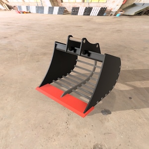 Peut inclure: Attache de râteau à roches en métal noir avec une bande d'usure rouge. Le râteau est conçu pour être utilisé avec un chargeur compact ou un tracteur compact.