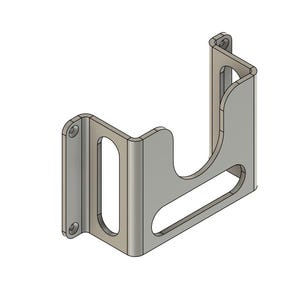 Puede incluir: Un soporte metálico de color plateado con una base rectangular y una sección curva de lados abiertos. El soporte tiene dos agujeros alargados y dos agujeros circulares más pequeños para el montaje. El diseño es simple y funcional, con una estética industrial limpia.