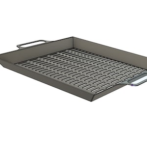 Puede incluir: Una sartén para asar de metal plateado con un asa y un fondo perforado. La sartén está diseñada para asar alimentos sobre una llama abierta.