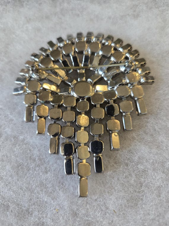 large Unsigned clear rhinestone brooch - image 9