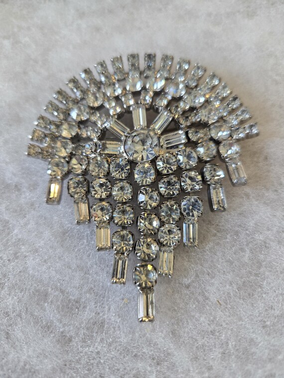 large Unsigned clear rhinestone brooch - image 3