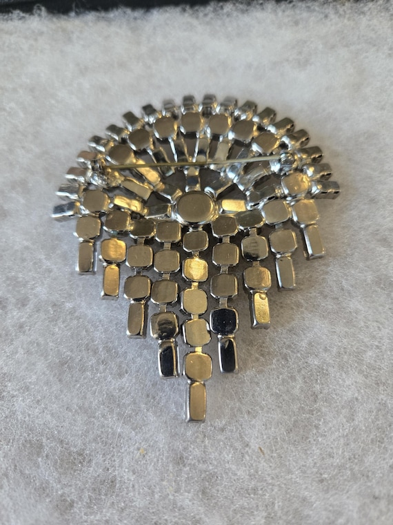 large Unsigned clear rhinestone brooch - image 10