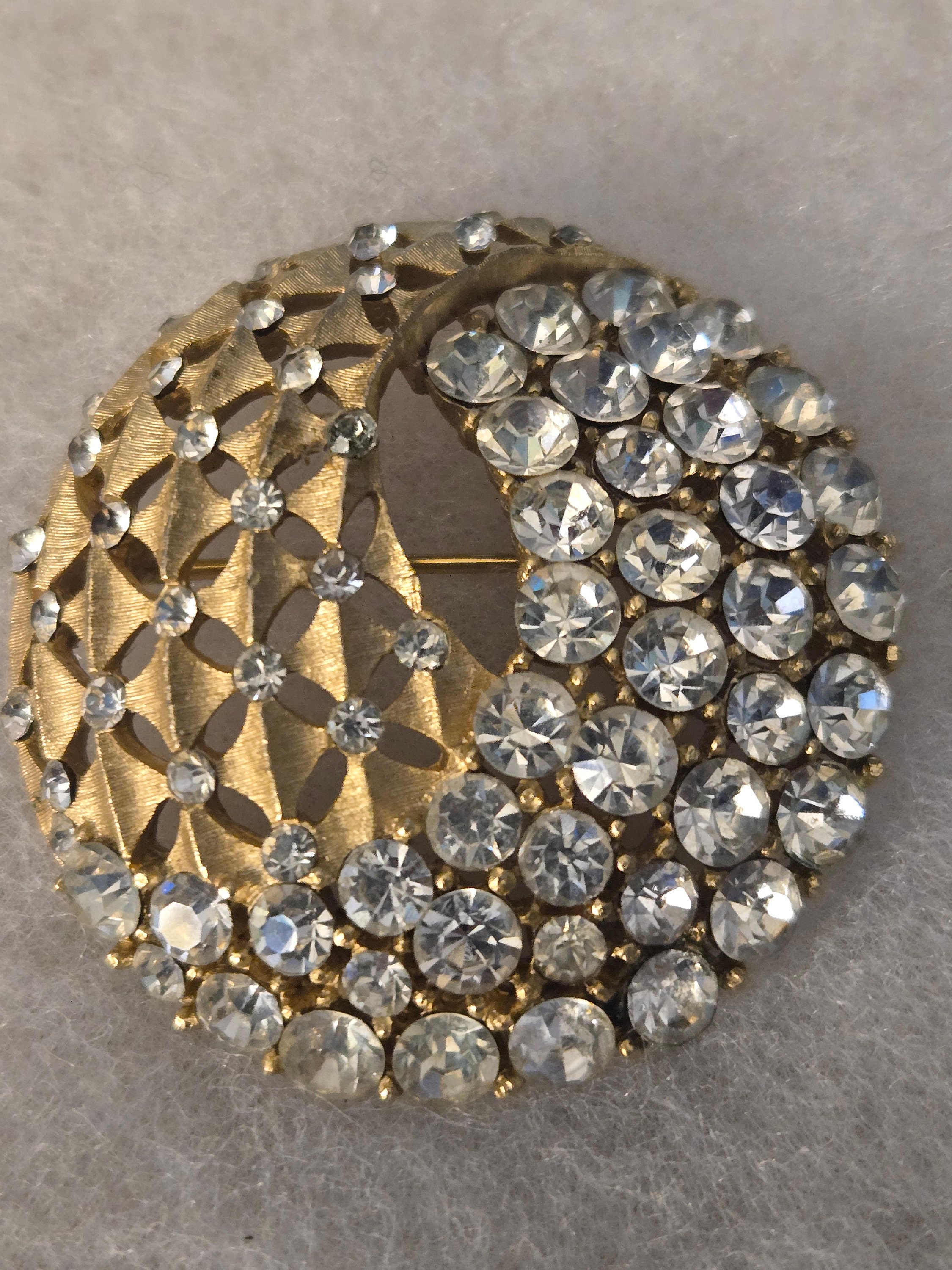Trifari Brooch: Goldtone Rhinestone Vintage Pin