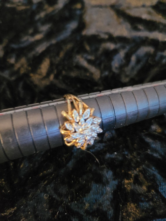 10 k Gold Ring Small diamond cluster