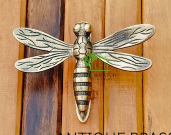 Aldaba de Puerta en Forma de Libélula – Hierro Fundido – Estilo Vintage – 4 Acabados