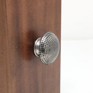 Kastknop van gehamerd messing | Ladeknop met textuur en bolvormig ontwerp | Zilverkleurig meubelbeslag | Rustieke commode