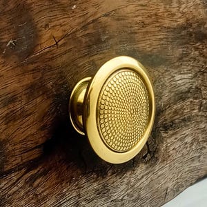 Rund skåpknopp i polerad mässing, texturerat guldfärgat lådhandtag, präglat byråhandtag