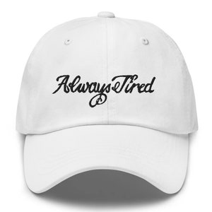 Gorra con tatuaje Always Tired / Gorra de béisbol bordada, gorra de camionero, gorra de pescador, gorra de poni alta / 35 colores disponibles / Envío gratuito a EE. UU.