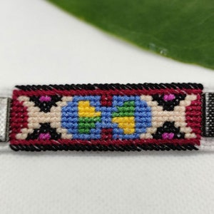 しっかりとした刺繍が施された手縫いのマルテニツァ