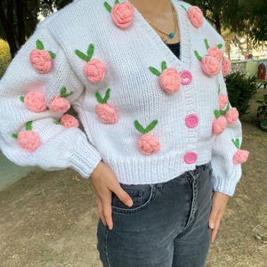 ローズチャンキーカーディガン/レディースハンドメイドセーター/ローズニットジャケット/クロップデイジーカーディガン/ハンドメイド秋服/クリスマスギフト/ユニークなギフト