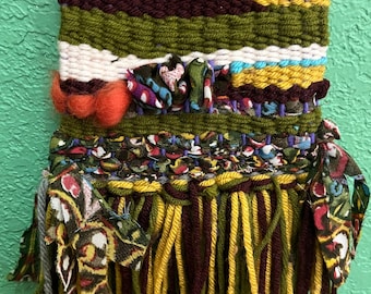 Pequeño tejido alargado, colgante de pared tejido rústico, pequeño tejido oscuro, tejido multicolor, arte textil, tejido de medios mixtos,