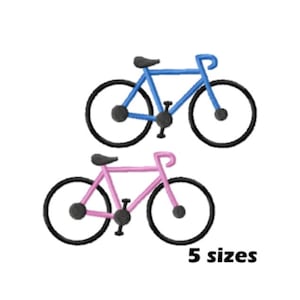 Könnte beinhalten: Zwei Fahrrad-Stickmotive, eines blau und eines rosa, mit schwarzen Umrissen. Die Motive sind in fünf Größen erhältlich.