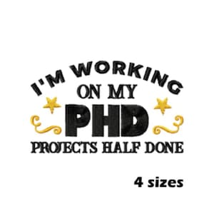 Peut inclure: Broderie noire et dorée avec le texte "I'm working on my PHD projects half done".