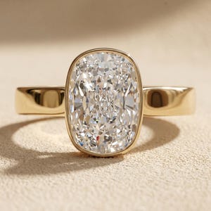 Verlovingsring met een langwerpige kussenslijp diamant van 3 karaat, laboratoriumgekweekt, solitaire diamant in een chatonzetting, 14 karaats geelgoud, IGI-gecertificeerd, E VVS-kwaliteit. Een perfect cadeau voor haar.