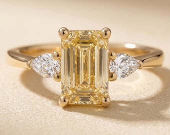 Anello di fidanzamento a tre pietre con diamante sintetico giallo fantasia taglio smeraldo da 2,5 carati, pietre laterali a pera, certificato IGI, oro 14 carati, ideale per l'anniversario.