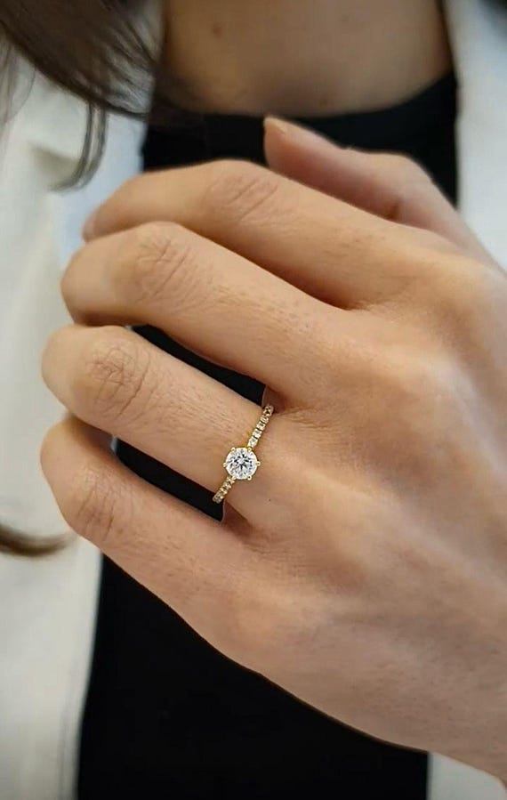 Anillo de compromiso redondo de quilate TW cultivado en - Main Image